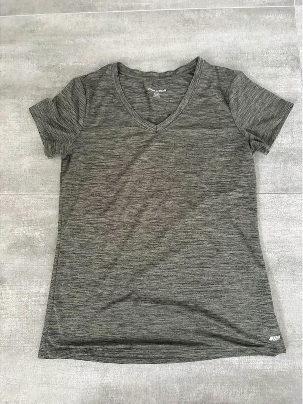 Women's • Amazon Essentials V-Neck Athletic T-Shirt Small